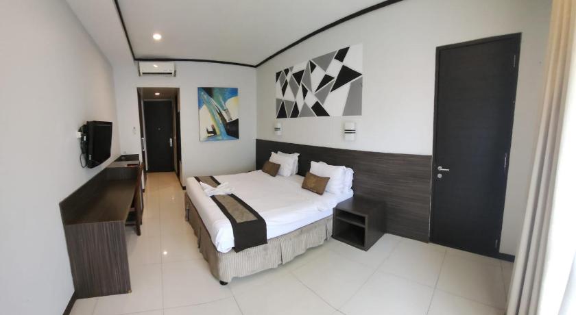Image of Deluxe King Bed 1