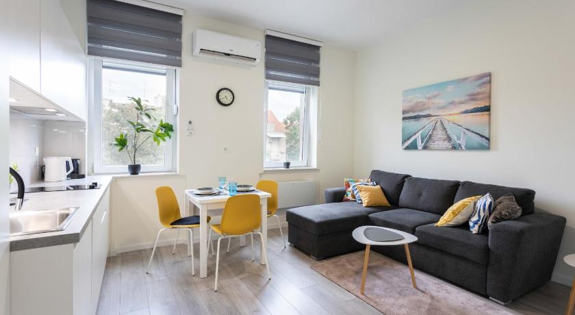 Bright and Modern Triplex with balcony