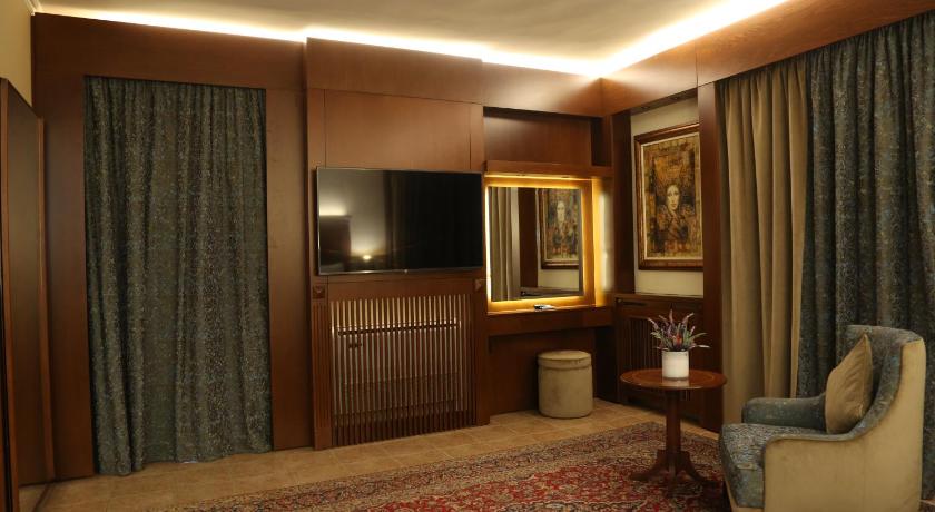 Image of King Room with Mountain View 3