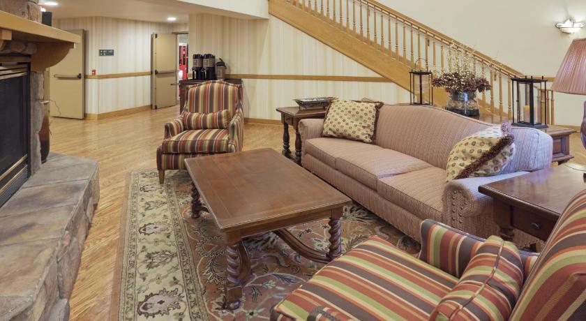 a living room filled with furniture and a couch, Country Inn & Suites by Radisson Mesa AZ in Phoenix (AZ)