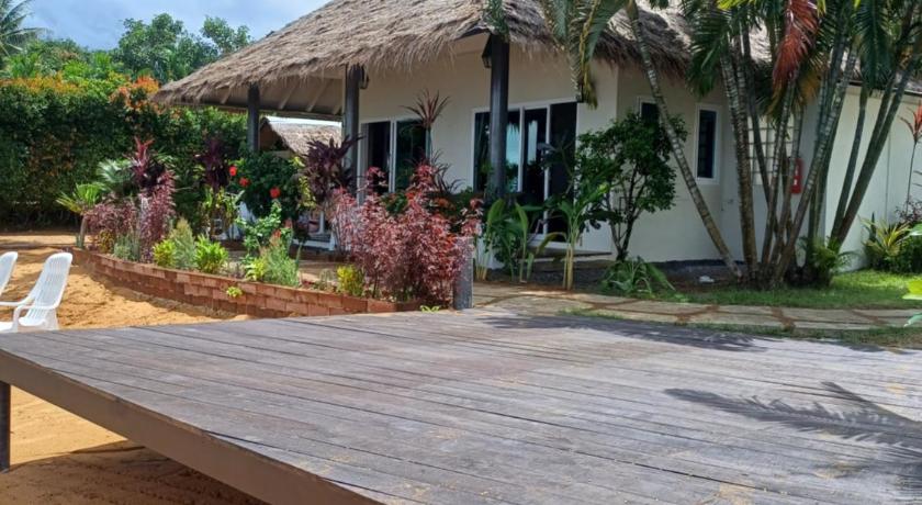 Image of Deluxe Bungalow with Balcony and Sea View 7