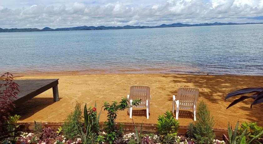 Image of Deluxe Bungalow with Balcony and Sea View 4