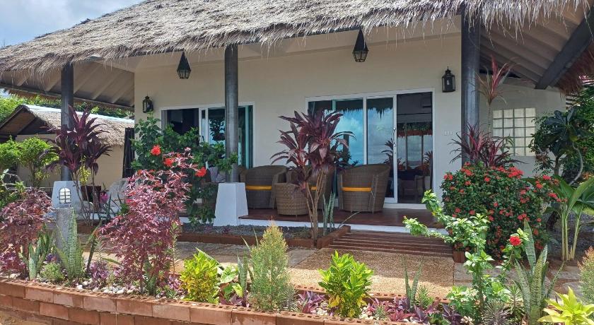 Image of Deluxe Bungalow with Balcony and Sea View 6