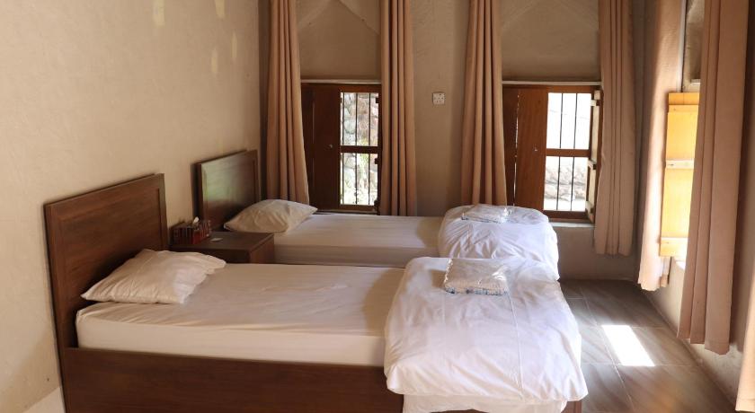 Image of Twin Room with Private Bathroom 1