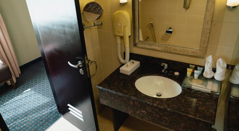 Image of 1 King Bed, Smoking Room, Superior Room, City View 14