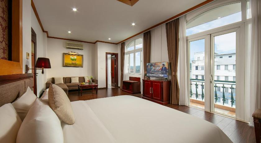 Image of Suite with City View 3