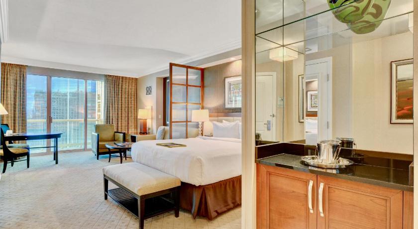 ラスベガス Strip View Balcony Suites - No Resort Fee ! 4つ星 宿泊施設 スイート