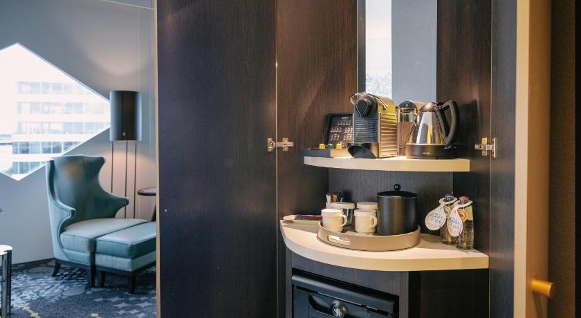 Image of King Deluxe Room with Airport View 3
