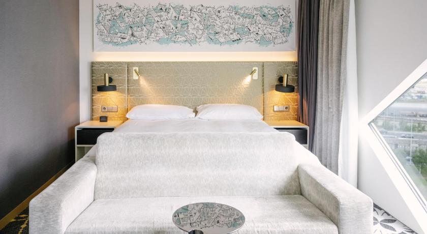 Image of King Deluxe Corner Room with Airport View 4