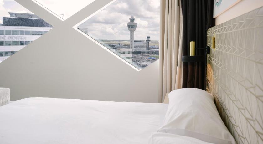Image of King Deluxe Corner Room with Airport View 5