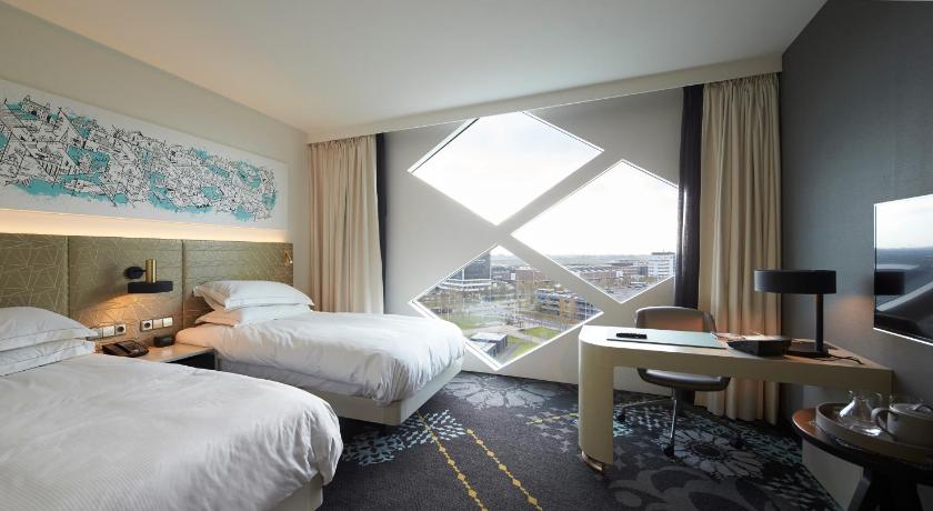 Image of Twin Deluxe Room with Airport View 1