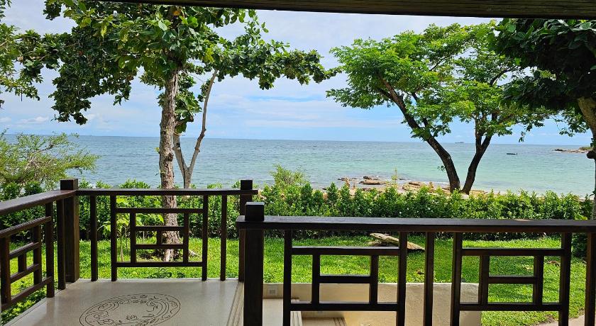 Image of Deluxe Room with Sea View and Balcony 10