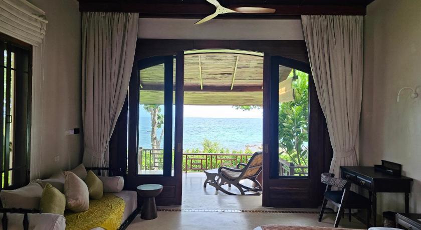 Image of Deluxe Room with Sea View and Balcony 2