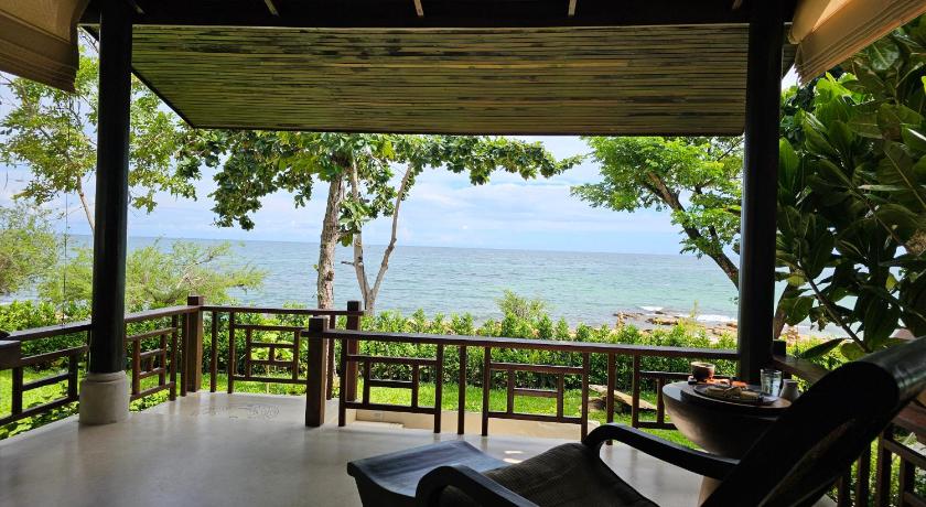 Image of Deluxe Room with Sea View and Balcony 1