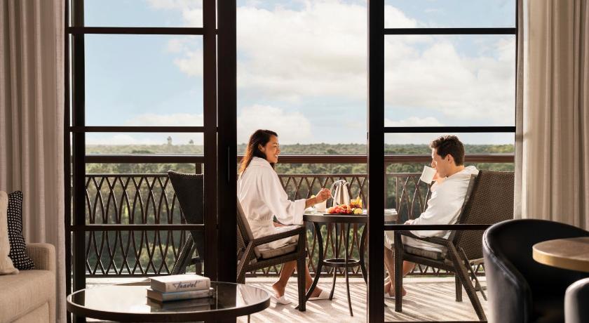 Image of King Room with Golden Oak View 9