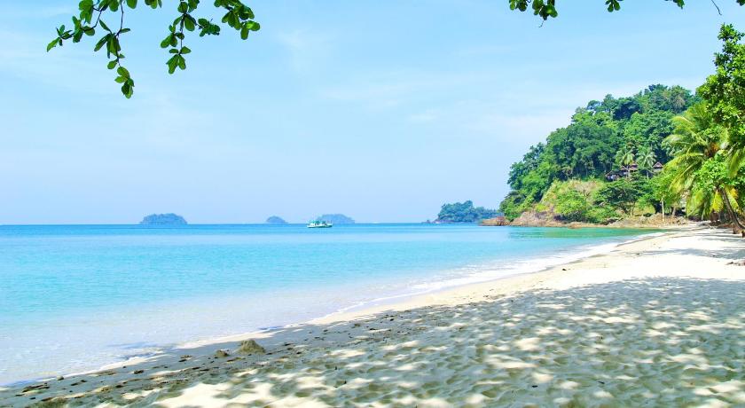 a sandy beach with a view of the ocean, Siam Beach Resort in Koh Chang