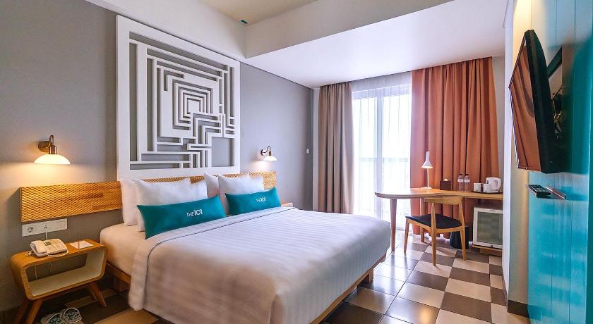 Image of Deluxe Pool View Room with Balcony 0