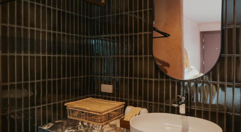 Image of Deluxe King Room with Bathtub 16