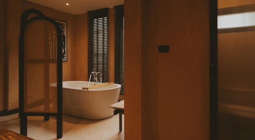 Image of Deluxe King Room with Bathtub 11