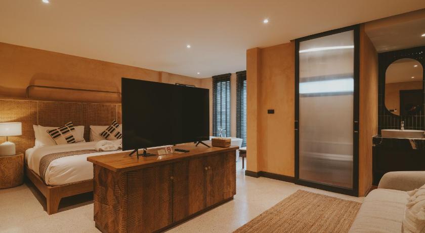 Image of Deluxe King Room with Bathtub 4