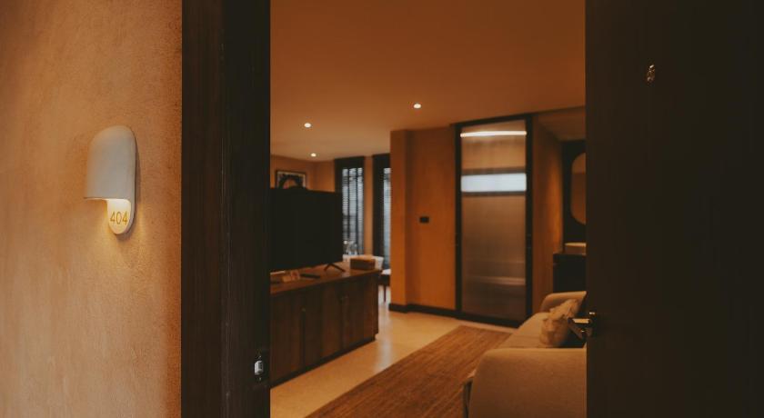 Image of Deluxe King Room with Bathtub 15