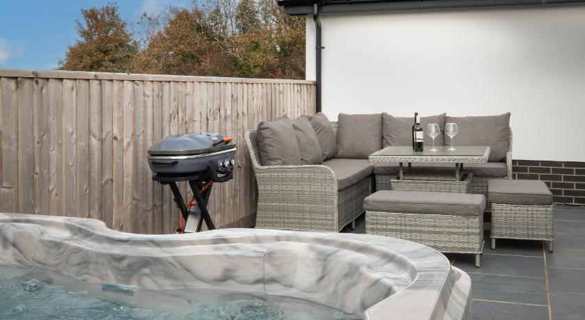 The Paddock - Lovely Cottage with Hot Tub - image 7