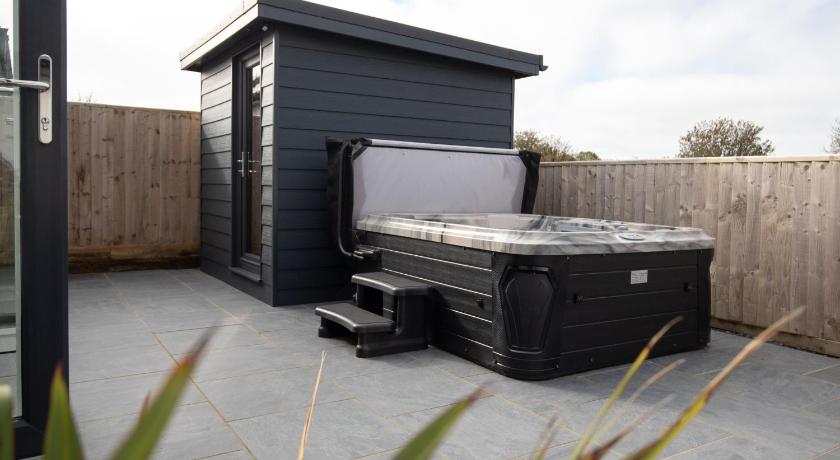The Paddock - Lovely Cottage with Hot Tub - image 17