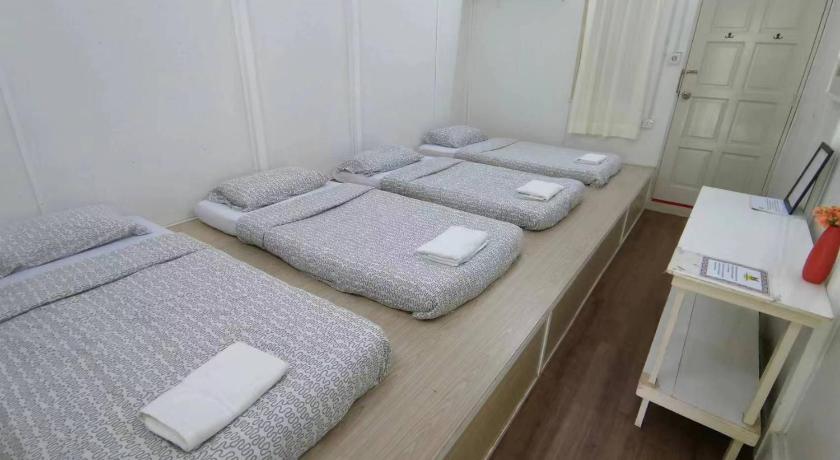 Image of Family Room with Shared Bathroom 9
