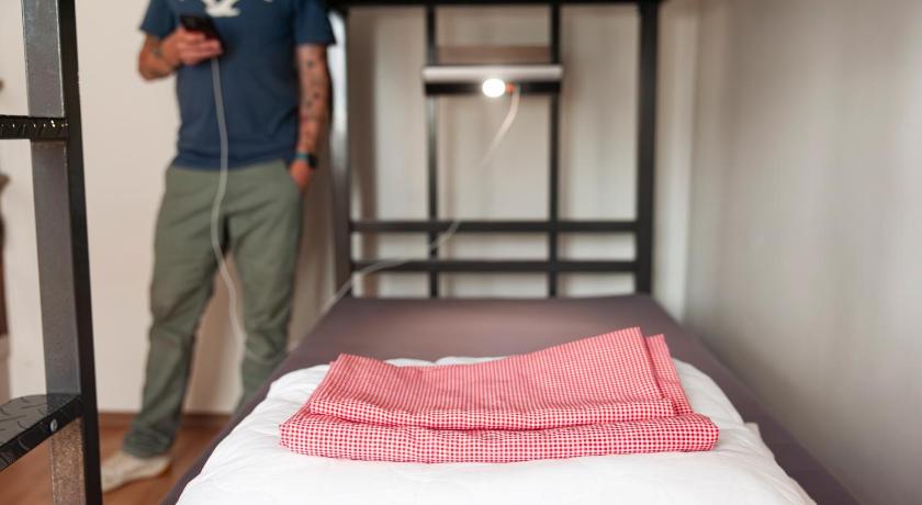 Фото: Bed in 6-bed Dorm 8