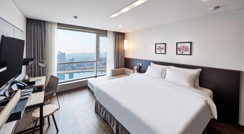 Image of Deluxe Double Room - Lower Floor with Half View 1