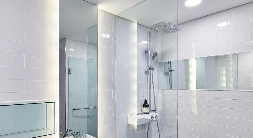 Image of Deluxe Double Room - Lower Floor with Half View 5