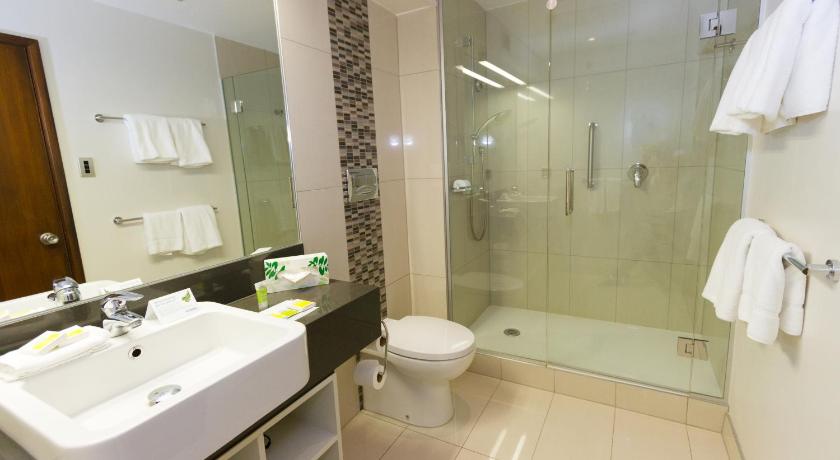 รูปของห้องสวีทพร้อมเตียงควีนไซส์ 2 หลัง (Suite with Two Queen Beds) 13