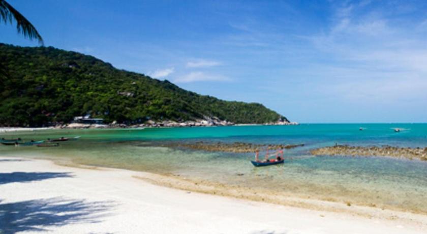 a beach scene with a large body of water, Paradise Bungalows in Ko Pha-ngan