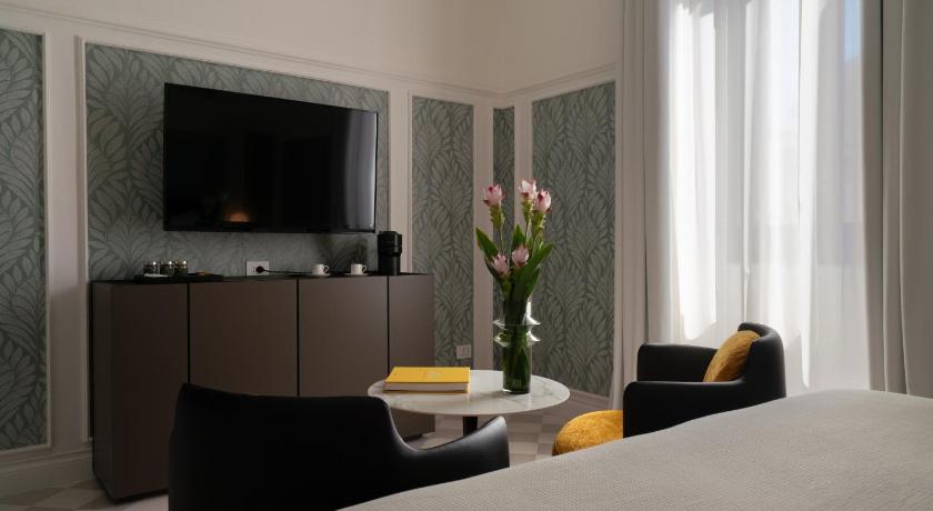 Image of Deluxe Double Room with City View 8