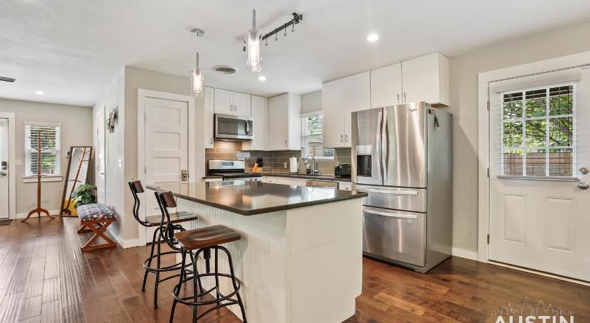 Austin North ATX Retreat w Open Concept Layout and Backyard 4-Star Accommodation pool