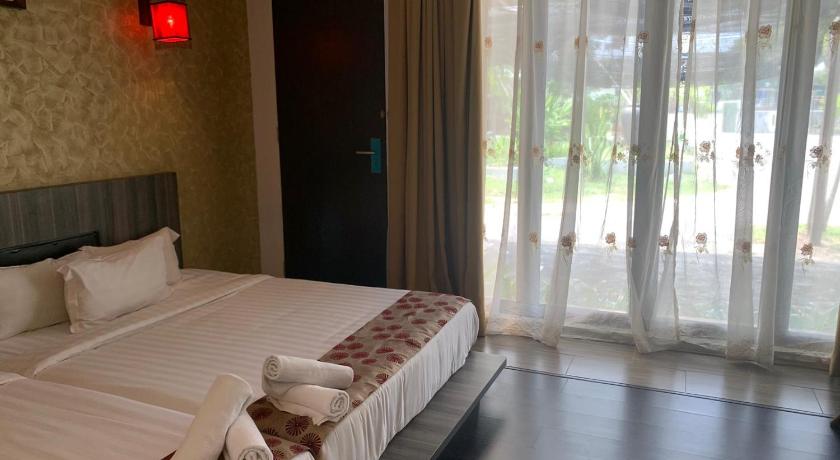 Image of Family Room with Garden View 1