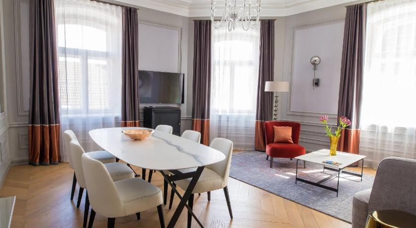 Image of 1 Bedroom Suite, 1 King, City view, Corner room 7