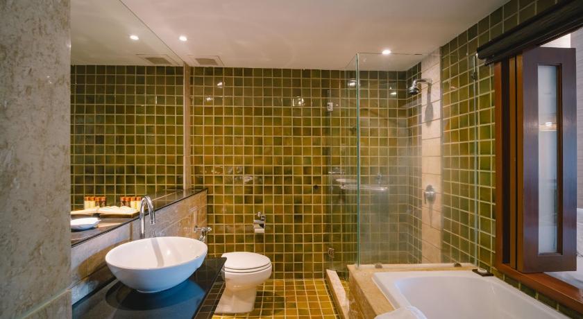 Image of Premier Deluxe Triple Room - Royal Wing 1 Queen and 1 Single 9