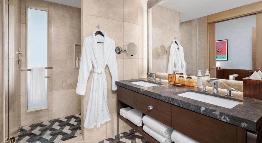 Image of Executive Queen Room - High Floor/Hearing Accessible 2