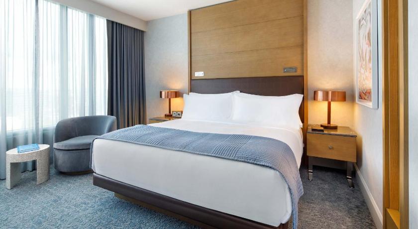 Image of Executive King Room -High Floor/Mobility Accessible with Tub 1