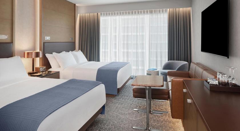 Image of Executive Queen Room - High Floor/Hearing Accessible 1