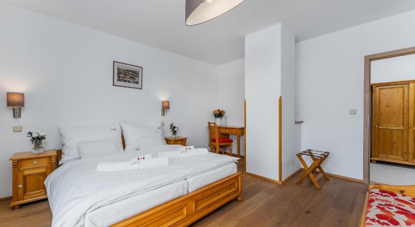 Image of Deluxe Double Room with Balcony 6