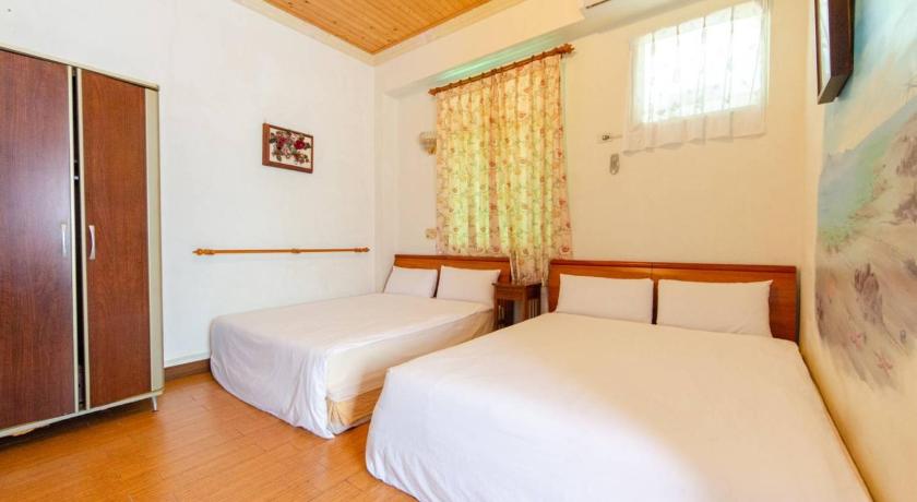 Image of Quadruple Room with Private Bathroom 4