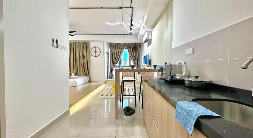 Image of Studio Suite with Queen Bed 7
