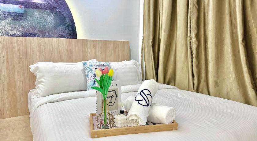 Image of Studio Suite with Queen Bed 11