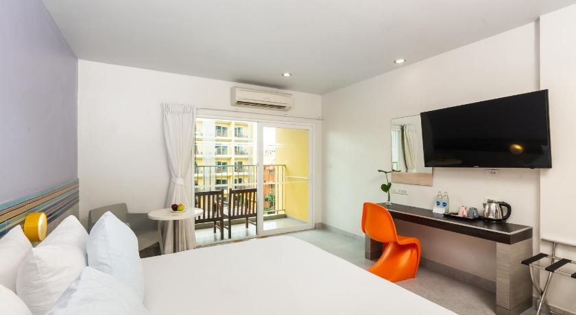 Image of Deluxe Double Room Pool View 10