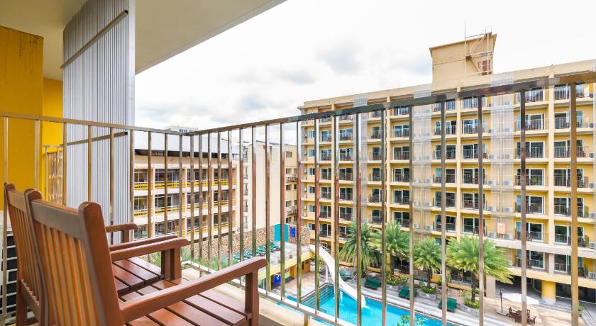 Image of Deluxe Double Room Pool View 14
