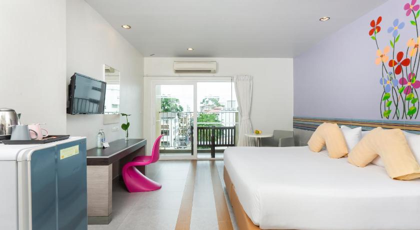 Image of Deluxe Double Room Pool View 6