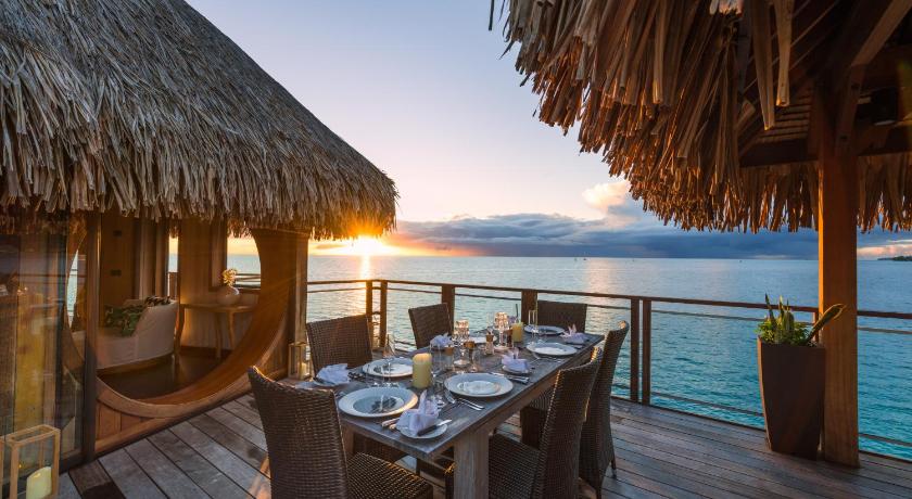 Ảnh của 3 BEDROOM PRESIDENTIAL OVERWATER VILLA (3 Bedroom Presidential Overwater Villa) 4