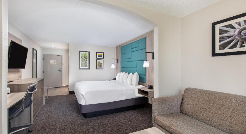 Image of 1 King Bed, Deluxe Room, No Smoke 0